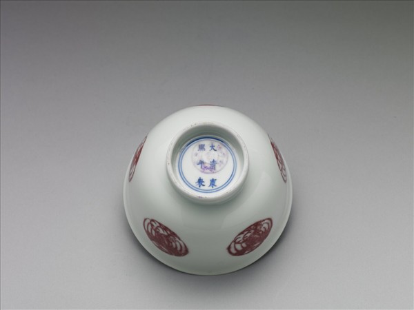 白瓷釉裡紅團鳳紋杯