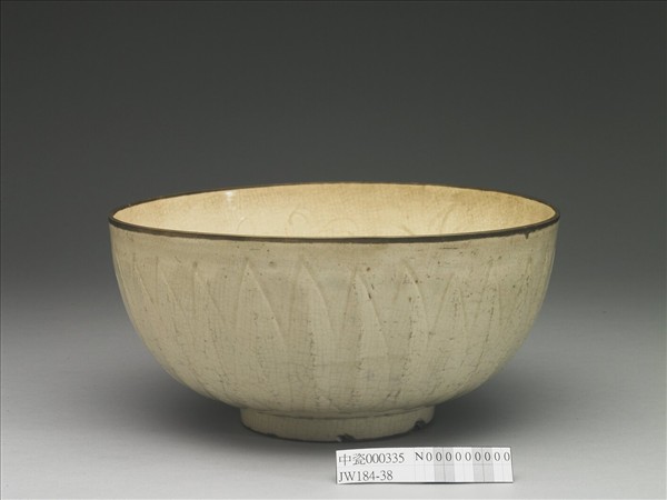 白瓷劃花蓮瓣紋碗