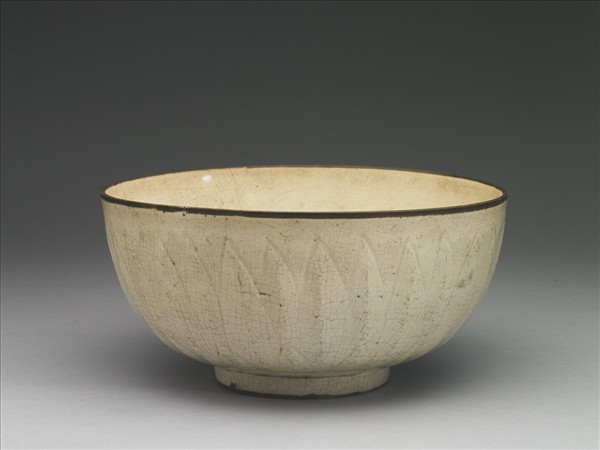 白瓷劃花蓮瓣紋碗