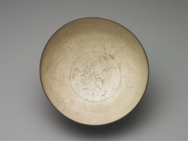 白瓷劃花蓮瓣紋碗