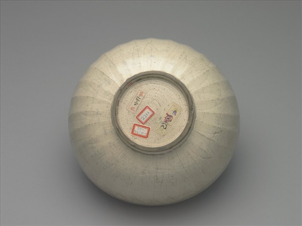 白瓷劃花蓮瓣紋碗