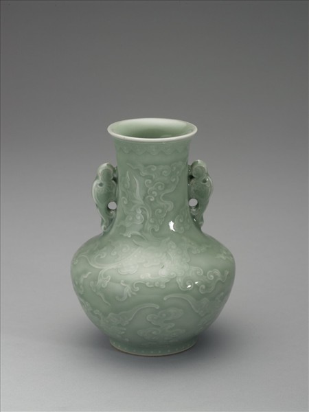 青瓷獸耳雲龍紋罐