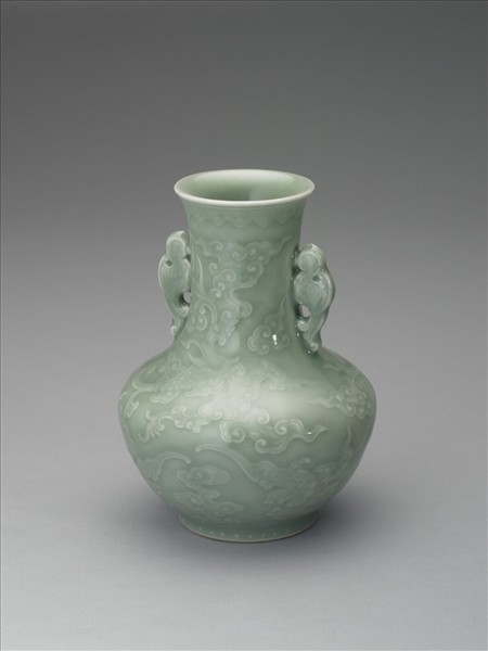 青瓷獸耳雲龍紋罐