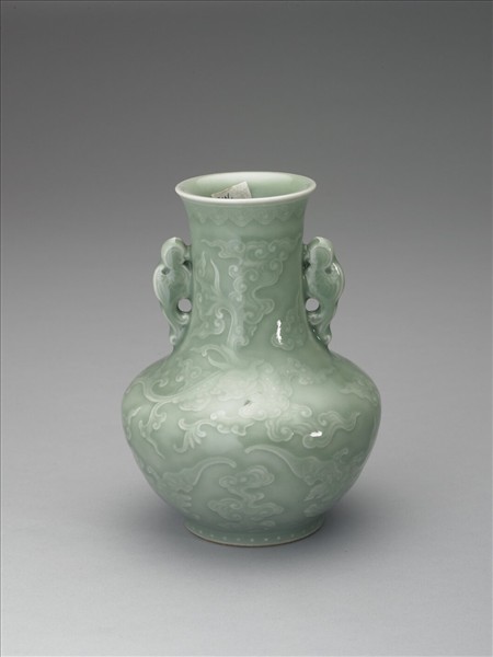 青瓷獸耳雲龍紋罐