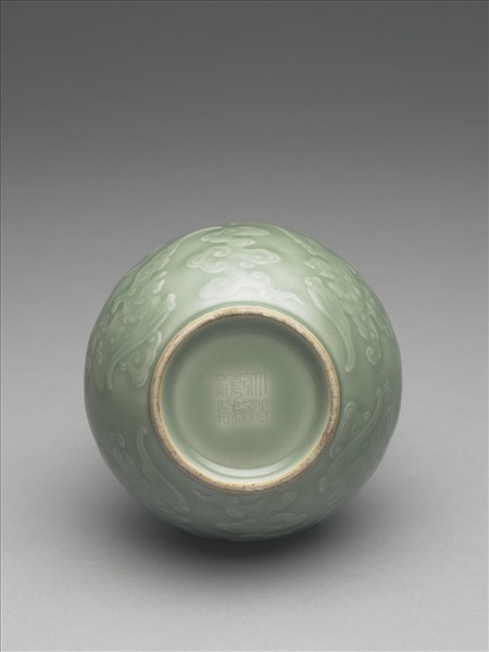 青瓷獸耳雲龍紋罐