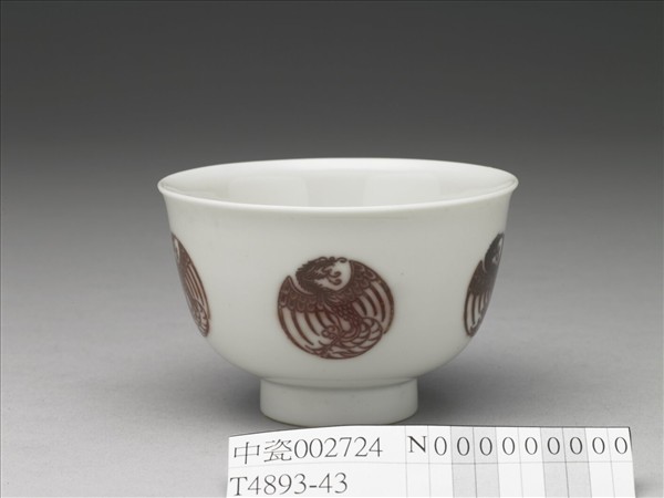 白瓷釉裡紅團鳳紋杯