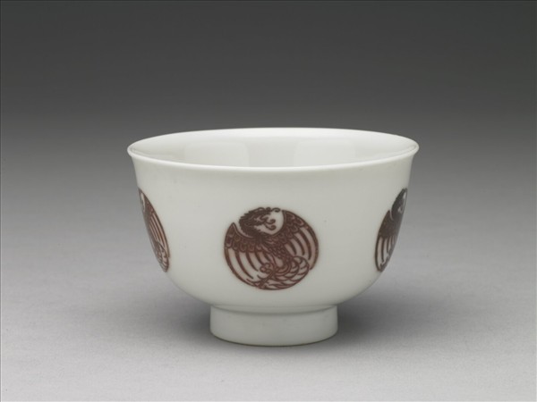 白瓷釉裡紅團鳳紋杯
