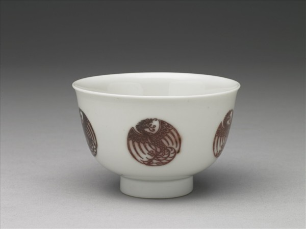 白瓷釉裡紅團鳳紋杯