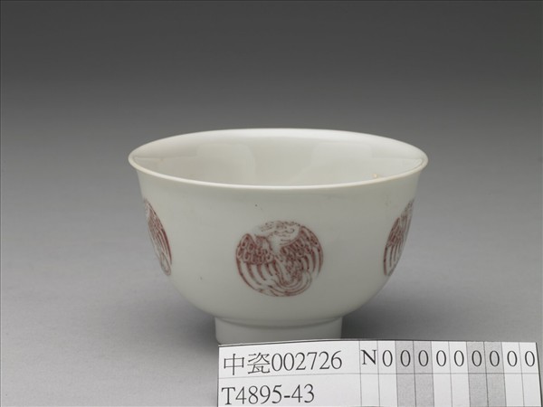 白瓷釉裡紅團鳳紋杯