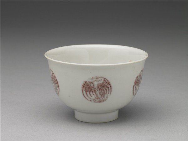白瓷釉裡紅團鳳紋杯