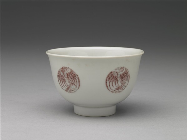 白瓷釉裡紅團鳳紋杯