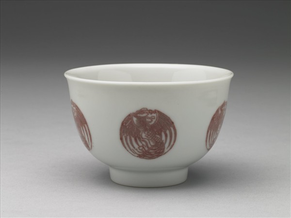 白瓷釉裡紅團鳳紋杯