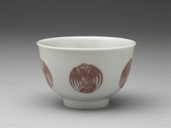 白瓷釉裡紅團鳳紋杯