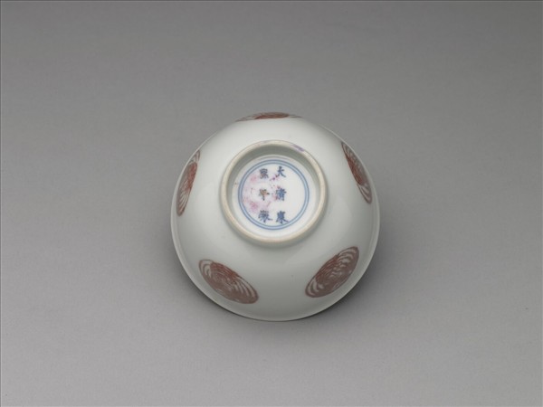 白瓷釉裡紅團鳳紋杯