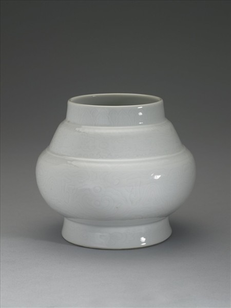 白瓷劃花夔龍紋罐