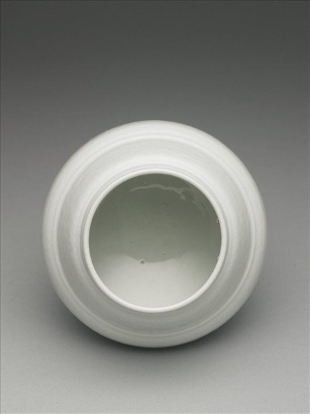 白瓷劃花夔龍紋罐