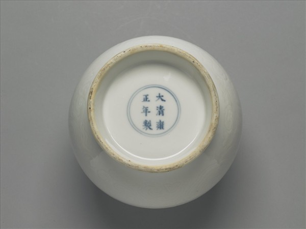 白瓷劃花夔龍紋罐