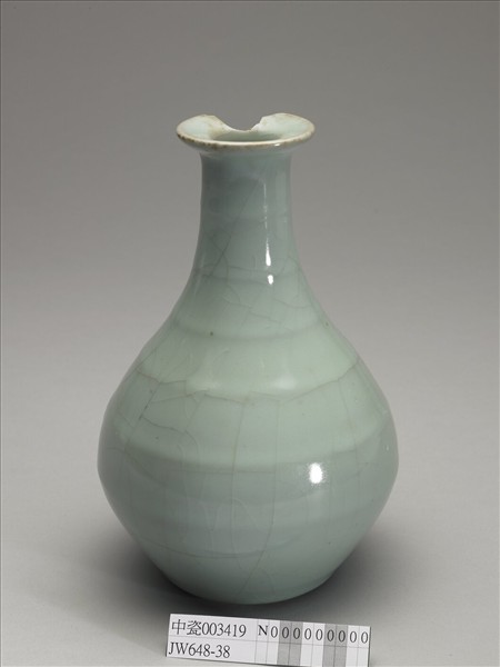 青瓷弦紋瓶