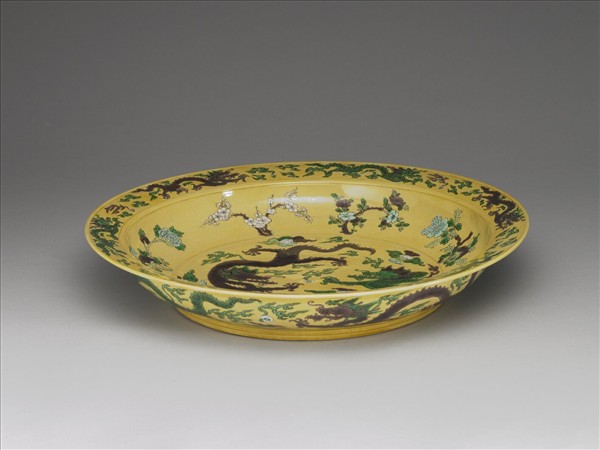 素三彩黃地褐綠雙龍紋盤