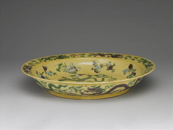 素三彩黃地褐綠雙龍紋盤