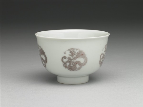 白瓷釉裡紅團龍紋杯