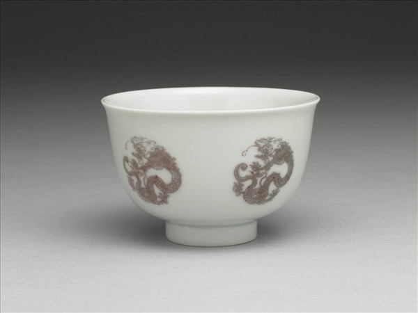 白瓷釉裡紅團龍紋杯