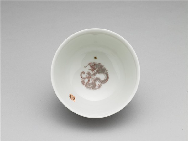 白瓷釉裡紅團龍紋杯