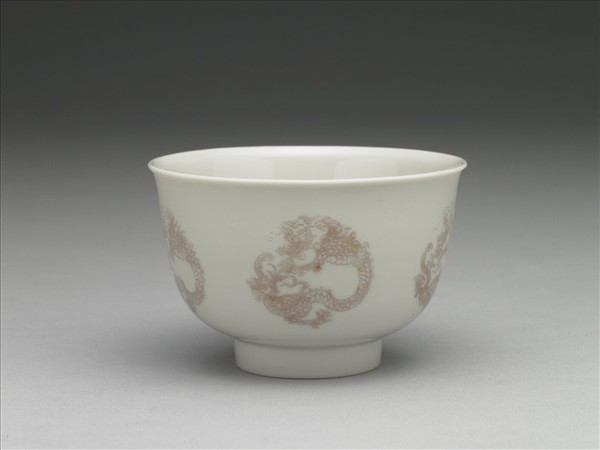 白瓷釉裡紅團龍紋杯