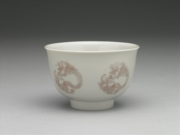 白瓷釉裡紅團龍紋杯
