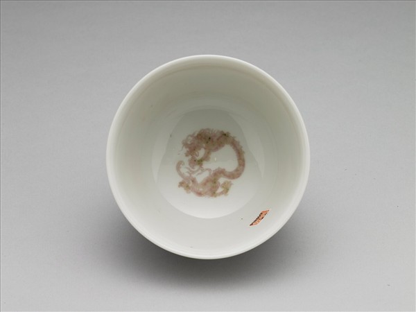 白瓷釉裡紅團龍紋杯