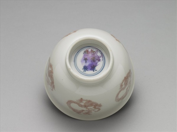 白瓷釉裡紅團龍紋杯