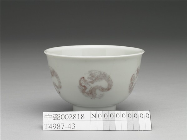 白瓷釉裡紅團龍紋杯