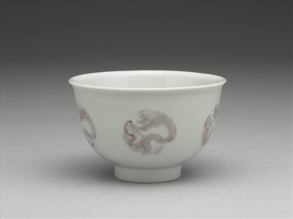 白瓷釉裡紅團龍紋杯