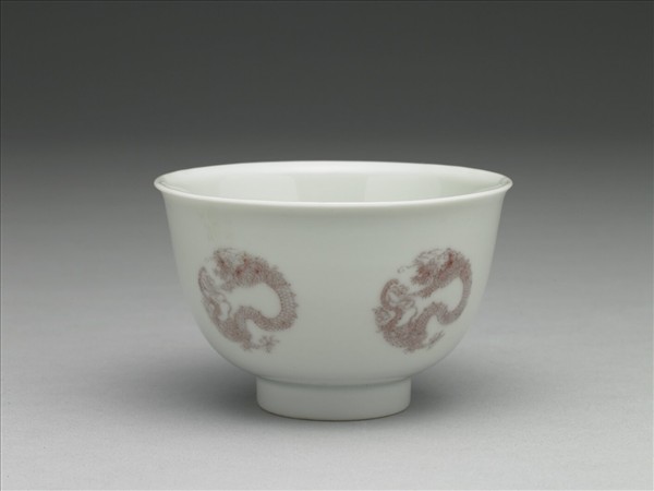 白瓷釉裡紅團龍紋杯