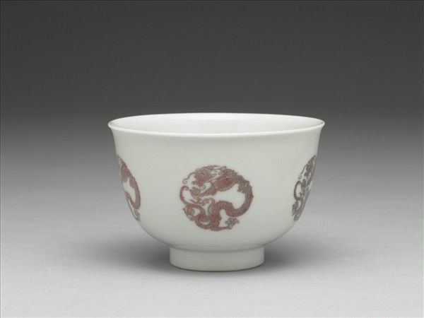 白瓷釉裡紅團龍紋杯