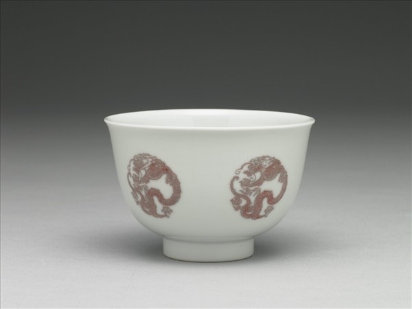 白瓷釉裡紅團龍紋杯