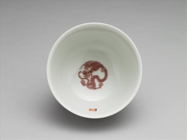 白瓷釉裡紅團龍紋杯