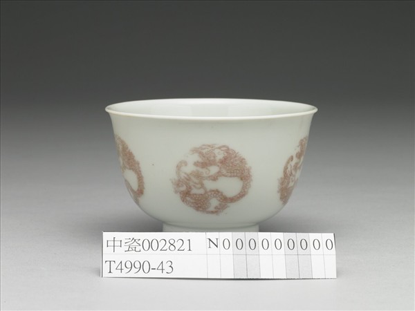 白瓷釉裡紅團龍紋杯