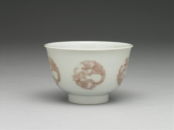 白瓷釉裡紅團龍紋杯