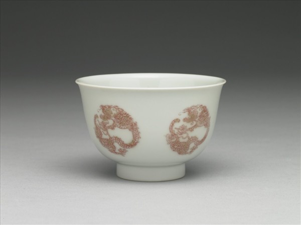 白瓷釉裡紅團龍紋杯
