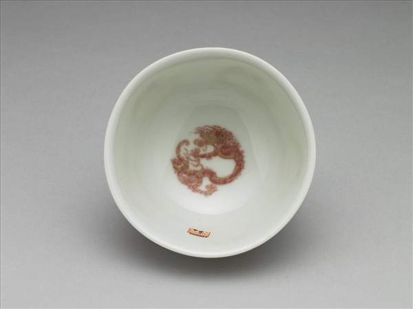 白瓷釉裡紅團龍紋杯