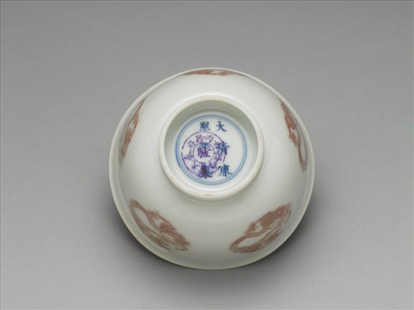 白瓷釉裡紅團龍紋杯