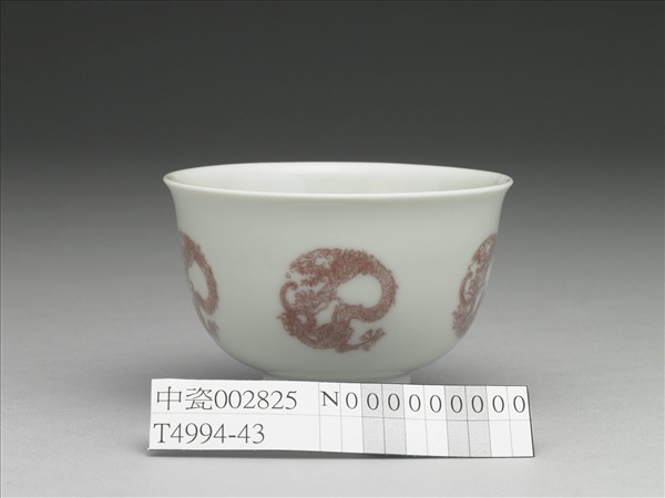 白瓷釉裡紅團龍紋杯