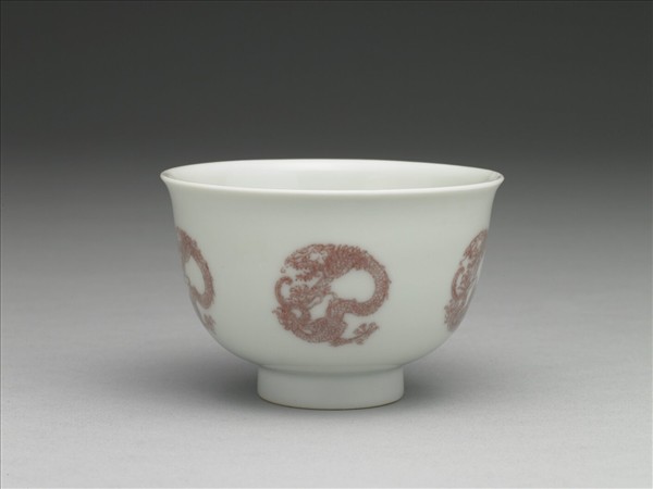 白瓷釉裡紅團龍紋杯