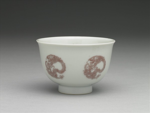 白瓷釉裡紅團龍紋杯