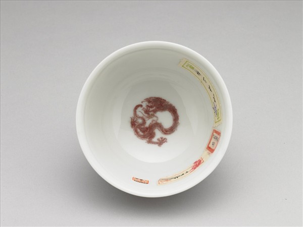 白瓷釉裡紅團龍紋杯