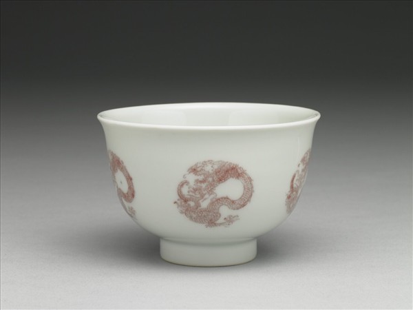白瓷釉裡紅團龍紋杯
