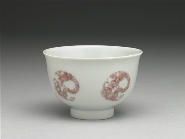 白瓷釉裡紅團龍紋杯