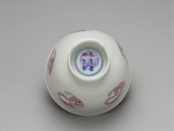 白瓷釉裡紅團龍紋杯