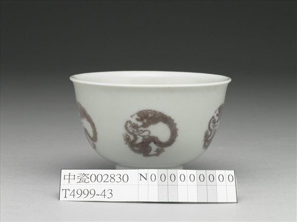 白瓷釉裡紅團龍紋杯